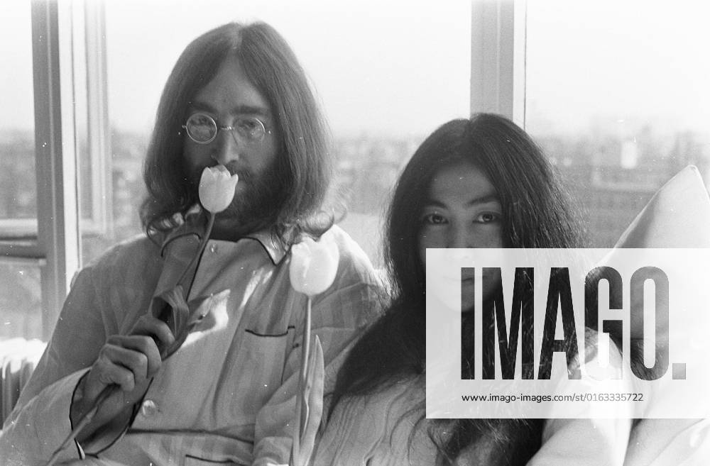 Anefo photo collection. John Lennon and his wife Yoko Ono on honeymoon in Amsterdam held Press conference in bed in Hilton Hotel, John Lennon and Yoko Ono. March 25, 1969. Amsterdam, Noord-Holland