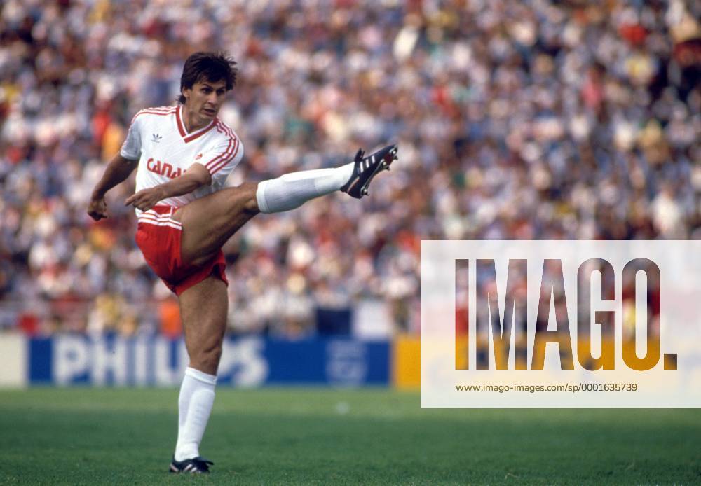 Branko Segota (Kanada) zieht ab Fußball WM Herren Weltmeisterschaft 1986, Länderspiel, Nationalmannschaft, Nationalteam, Nationaltrikot, Gruppe C Einzelbild Leon Dynamik,