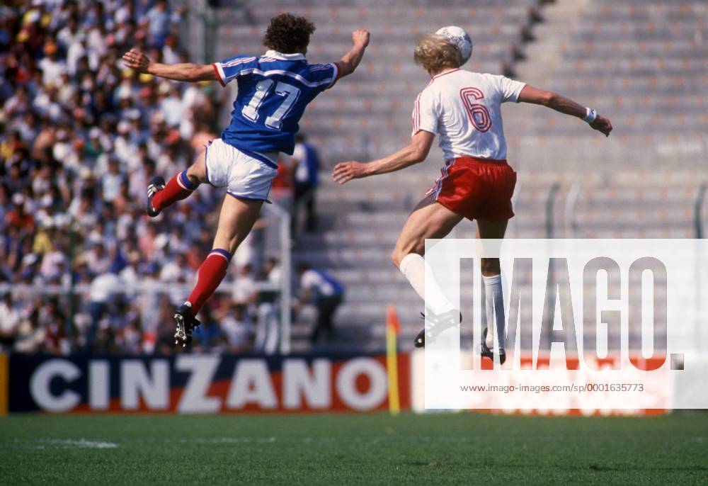 Ian Bridge (re., Kanada) gegen Jean Pierre Papin (Frankreich) Fußball WM Herren Weltmeisterschaft 1986, Länderspiel, Nationalmannschaft, Nationalteam, Nationaltrikot, Gruppe C Gruppe Leon Dynamik,