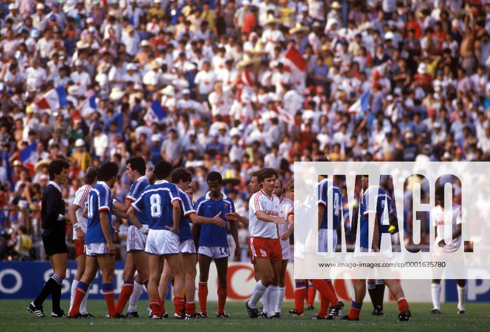 Shakehands nach Spielende bei der Partie Frankreich gegen Kanada Fußball WM Herren Weltmeisterschaft 1986, Länderspiel, Nationalmannschaft, Nationalteam, Nationaltrikot, Gruppe C Totale Leon
