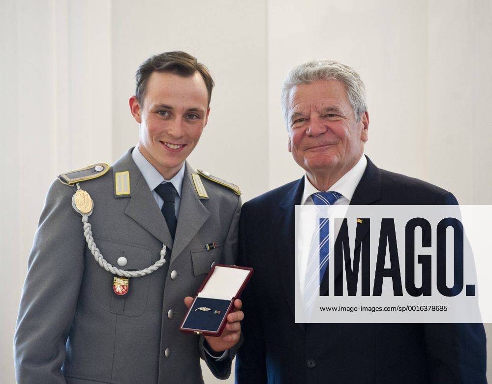 Bundespräsident Joachim GAUCK ehrt Eric FRENZEL (Geyer, Nordische Kombination), Sportlerauszeichnung - Verleihung des Silbernen Lorbeerblattes durch den Bundespräsidenten für die deutschen Medaillengewinner der Olympischen und Paraolympischen Winterspiele von Sotchi 2014 im Schloss Bellevue in Berlin, Deutschland am 08.05.2014.