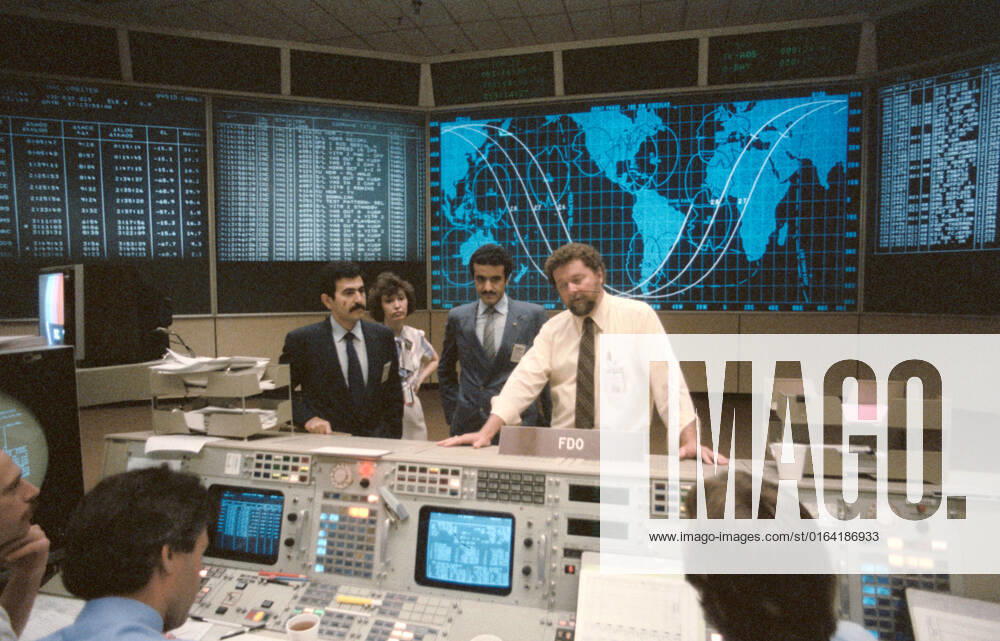 S85-29711 (April 1985) --- Ronald C. Epps, right of the training division in the mission operations directorate, briefs the Saudi Arabian payload specialist, Sultan Salman Abdelazize Al-Saud, and his backup, Abdulmohsen Hamad Al-Bassam, in the flight control room (FCR) of the mission control center (MCC). Erlinda Stevenson is also pictured.