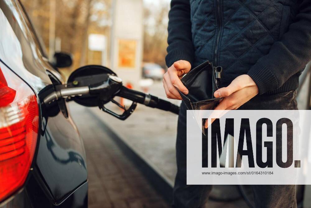 IMAGO Creative: Business, Inflation und Lieferketten Man with empty purse on gas station, fuel filling, Man with empty purse on gas station, fuel filling. Petrol fueling, gasoline or diesel refuel service, Man with empty purse on gas station, fuel filling. Petrol fueling, gasoline or diesel refuel service model released, Symbolfoto , 05.02.2020,