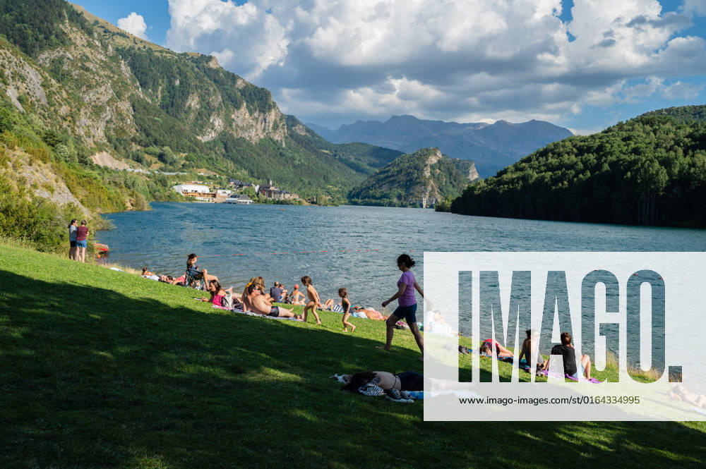 IMAGO Creative: Sommer, In den Bergen People enjoy a sunny summer day at Lanuza reservoir in Sallent de Gallego, Huesca, Spain Sallent de Gallego Huesca Spain