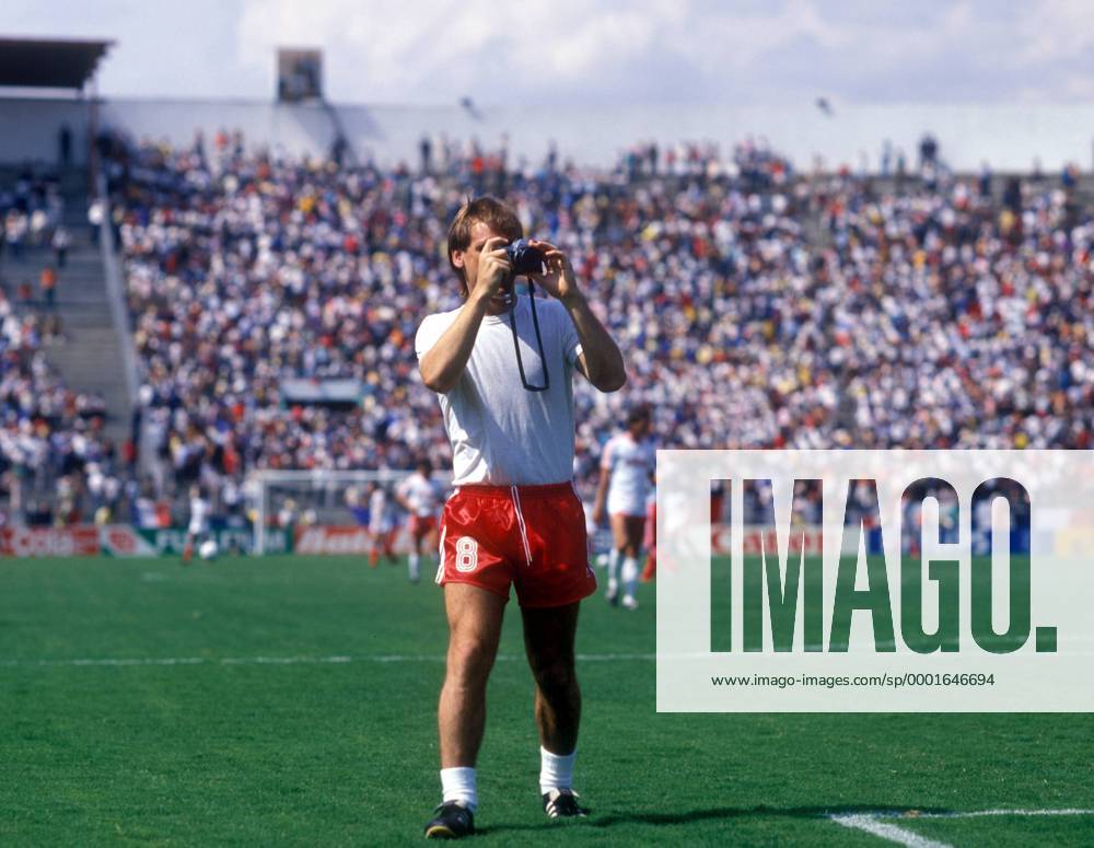 Gerard Gray (Kanada) schießt während der Erwärmung noch schnell ein Erinnerungsfoto Fußball WM Herren Weltmeisterschaft 1986, Länderspiel, Nationalmannschaft, Nationalteam, Gruppe C Einzelbild Leon