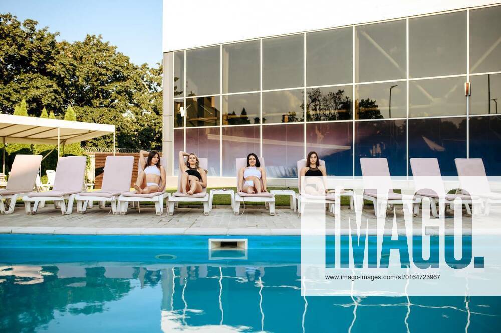 Women leisures on sunbeds at pool, view from water, Four sexy women leisures on sunbeds at the pool, view from water. Beautiful girls relax at the poolside in sunny day, summer vacation of attractive girlfriends, Four sexy women leisures on sunbeds at the pool, view from water. Beautiful girls relax at the poolside in sunny day, summer vacation of attractive girlfriends model released, Symbolfoto , 29.07.2020,