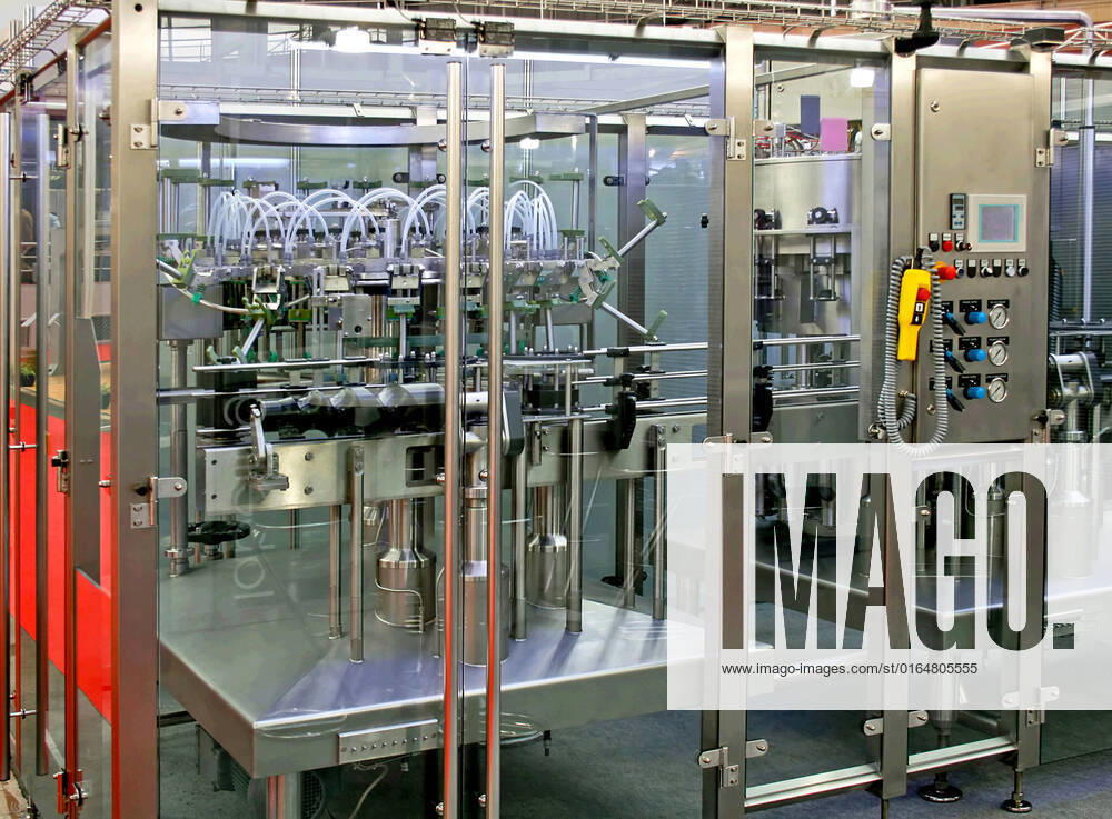 IMAGO Creative: Business, Inflation und Lieferketten New and shine automated packing process machine