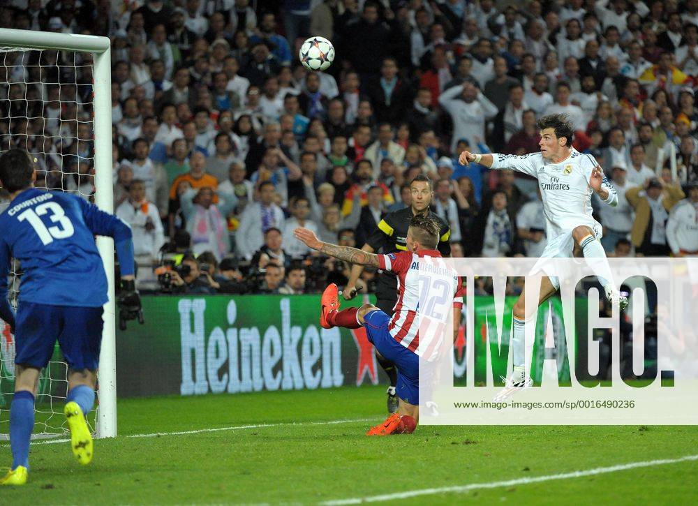 Fussball Champions League Finale, Real Madrid - Atletico Madrid, v.l. Thibault Courtois (Atletico Madrid), Toby Alderweireld (Atletico Madrid), Gareth Bale (Real Madrid) Goal scored, Tor zum 2:1