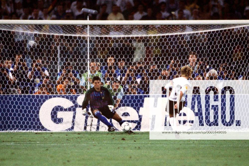 Andreas Brehme (BR Deutschland) zieht beim Strafstoß ab und trifft zum 1:0, Torwart Sergio Goycochea (Argentinien) erwartet den Ball (Serie 2 4)- Fußball WM Herren Weltmeisterschaft 1990, Nationalmannschaft, Nationalteam, Nationaltrikot, Weltmeisterschaftshistorie Totale Geschichte, Historie, Fußballgeschichte Rom, Fußballhistorie, Finale, Endspiel Dynamik,