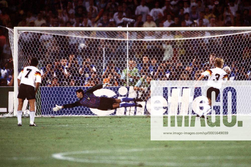 Andreas Brehme (BR Deutschland, re.) trifft per Strafstoß zum entscheidenden 1:0, Torwart Sergio Goycochea (Argentinien) streckt sich nach dem Ball, Pierre Littbarski (BR Deutschland) schaut zu (Serie 4 4) - Fußball WM Herren Weltmeisterschaft 1990, Nationalmannschaft, Nationalteam, Nationaltrikot, Weltmeisterschaftshistorie Totale Geschichte, Historie, Fußballgeschichte Rom, Fußballhistorie, Finale, Endspiel Dynamik,