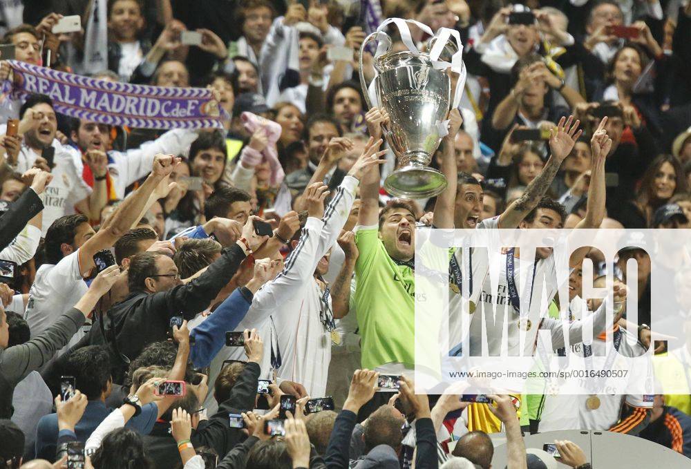 Iker CASILLAS, Real Madrid 1 Sergio RAMOS, Real Madrid 4 PEPE, Real Madrid 3 Cristiano RONALDO, Real Madrid 7 Jubel mit CL Pokal REAL MADRID - ATLETICO MADRID ( - ) Fussball UEFA Champions League, Finale, im Stadion Estadio da Luz Lissabon am 24.05.2014 CL Saison 2013 2014