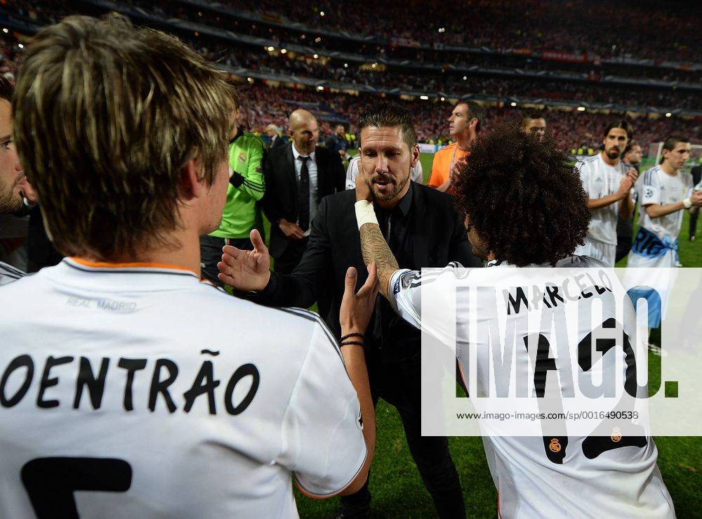 Fussball Champions League Finale, Real Madrid - Atletico Madrid, v.l. Fabio Coentrao (Real Madrid), Trainer Diego Simeone (Atletico Madrid), Marcelo (Real Madrid)