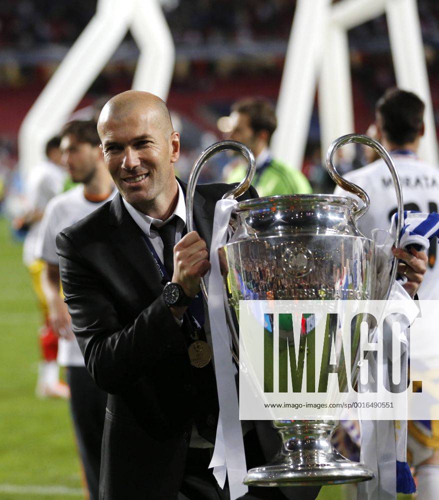 Co-Trainer, Sportdirektor Zinedine Zidane (Real Madrid CF) with the trohphy during the final of the Champions league between Real Madrid and Atletico Madrid, Estadio da Luz in Lisbon on May 24., 2014. Real Madrid gegen Atletico Madrid im Finale der Champions League, Saison 2013 2014 am 24. Mai 2014.