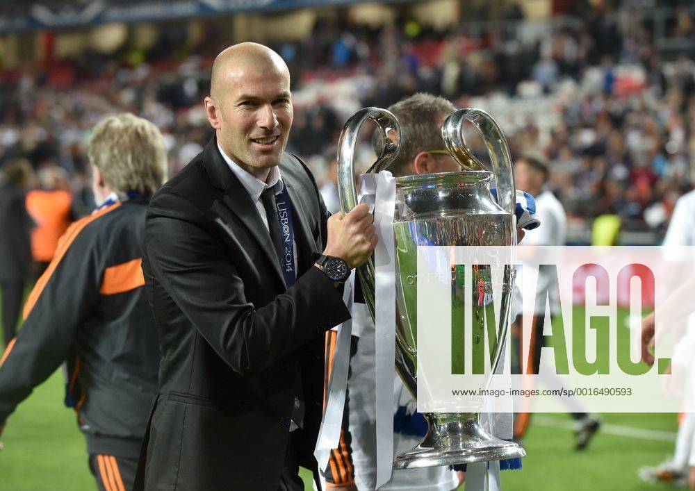 FUSSBALL CHAMPIONS LEAGUE FINALE SAISON 2013 2014 Real Madrid - Atletico Madrid 24.05.2014 Zinedine Zidane (Real Madrid) jubelt mit dem Pokal