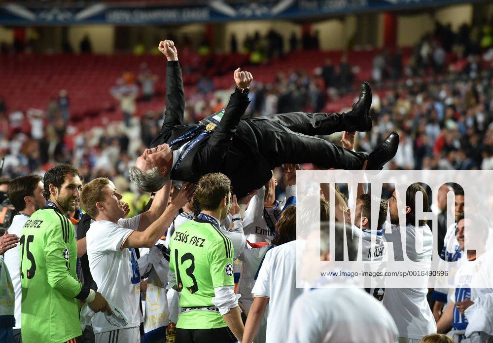 FUSSBALL CHAMPIONS LEAGUE FINALE SAISON 2013 2014 Real Madrid - Atletico Madrid 24.05.2014 Die Spieler von Real Madrid lassen ihren Trainer Carlo Ancelotti hochleben