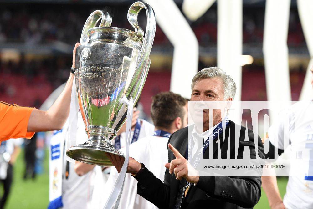 FUSSBALL CHAMPIONS LEAGUE FINALE SAISON 2013 2014 Real Madrid - Atletico Madrid 24.05.2014 Trainer Carlo Ancelotti (Real Madrid) jubelt mit dem Pokal