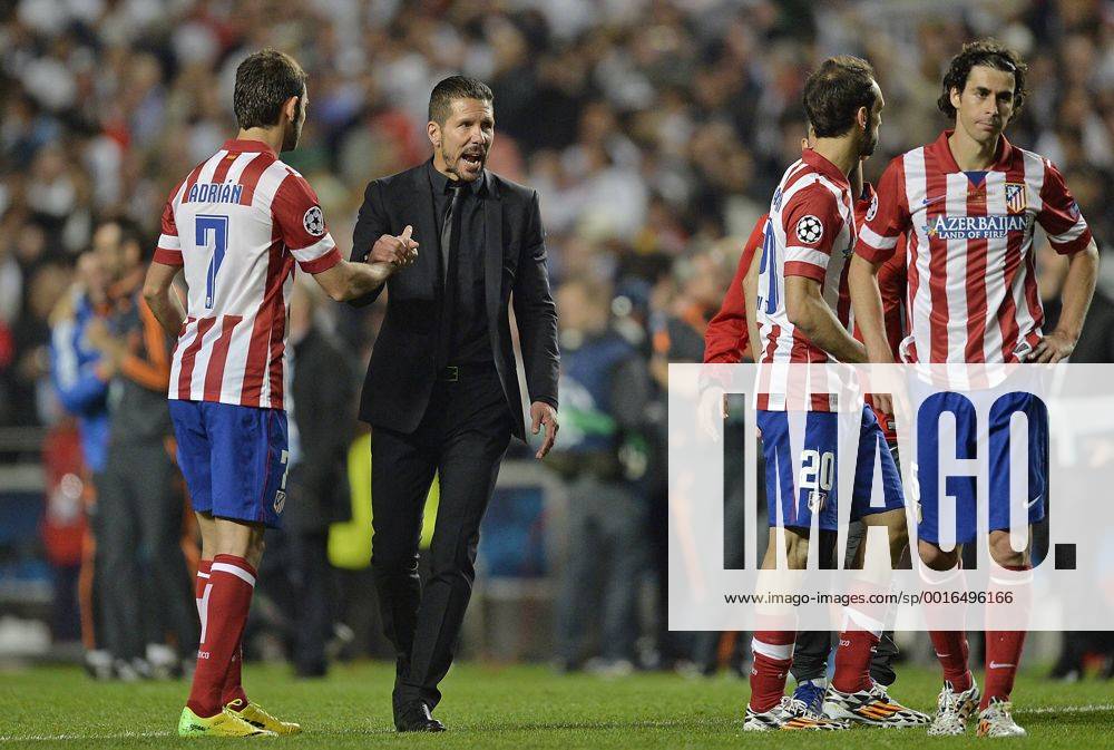 Fussball Champions League Finale 2013 2014 im Estadio da Luz in Lissabon (Portugal), Real Madrid - Atletico Madrid, enttäuscht v.l. Adrian Lopez (Atletico Madrid) , Trainer Diego Pablo Simeone Gonzalez (Atletico Madrid) , Juanfran (Atletico Madrid) und Tiago (Atletico Madrid)