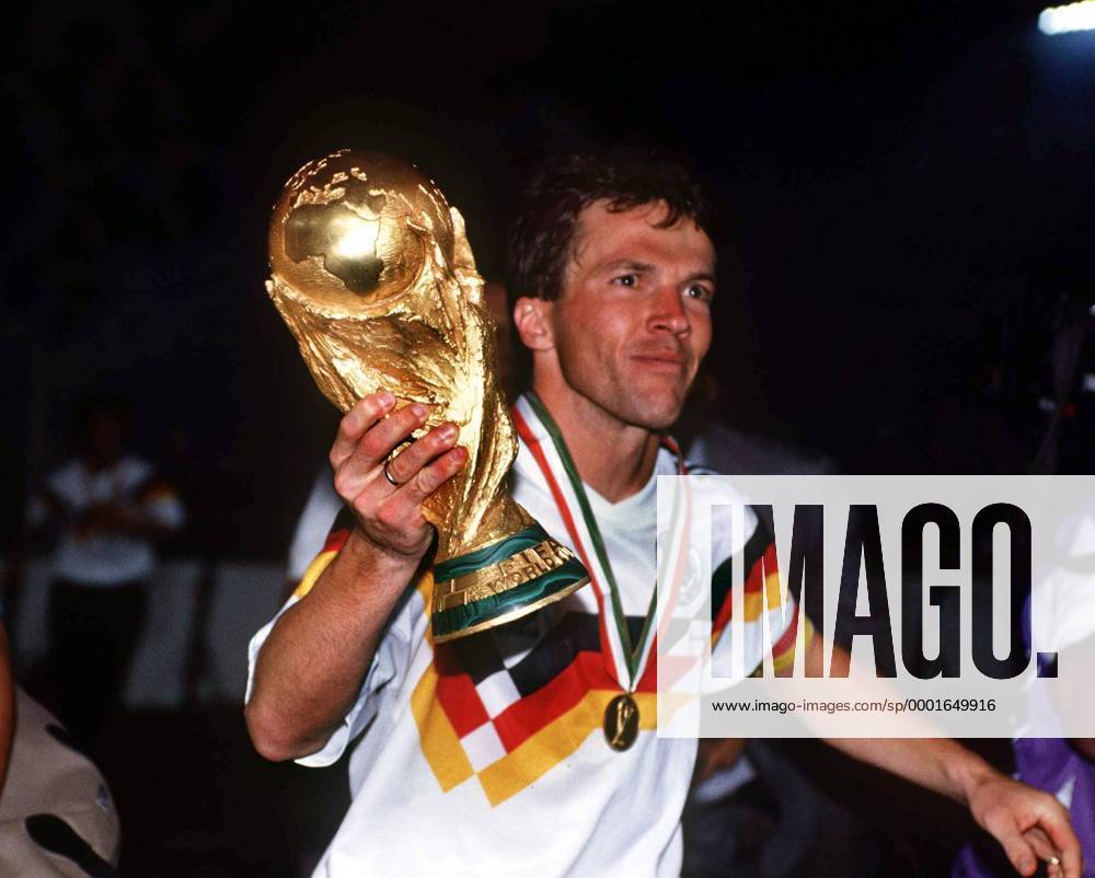 Lothar Matthäus (BR Deutschland) jubelt mit dem FIFA Weltpokal - Fußball WM Herren Weltmeisterschaft 1990, Nationalmannschaft, Nationalteam, Nationaltrikot, Länderspiel, Finale Einzelbild Rom Glück, Freude,