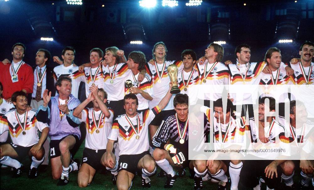 Weltmeister BR Deutschland, hi.v.li.: Assistent Holger Osieck, Teamchef Franz Beckenbauer, Klaus Augenthaler, Stefan Reuter, Jürgen Klinsmann, Frank Mill, Guido Buchwald, Karl Heinz Riedle, Paul Steiner, ... - Fußball WM Herren Weltmeisterschaft 1990, Nationalmannschaft, Nationalteam, Nationaltrikot, Länderspiel, Finale, BRD Totale Bundestrainer, Trainer, Coach, Nationaltrainer, Co Rom, Nationalcoach, Assistenztrainer, Trophäe Glück, Harmonie, Freude,