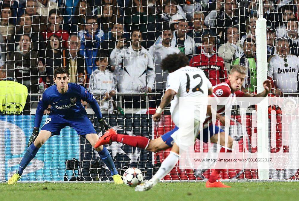 FUSSBALL - CL, Madrid vs Atletico LISSABON,PORTUGAL,24.MAI.14 - FUSSBALL - UEFA Champions League, Finale, Real Madrid vs Atletico Madrid. Bild zeigt Thibaut Courtois, Toby Alderweireld (Atletico) und Marcelo (Madrid). Keywords: Tor.