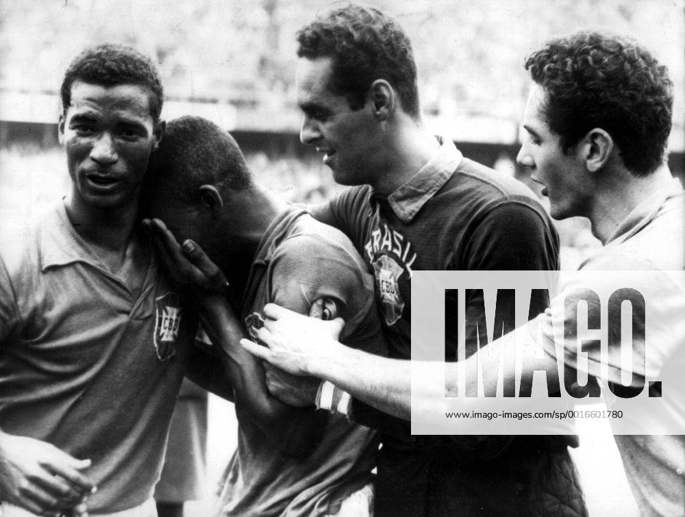 Fußball, WM 1958 in Stockholm, Finale Brasilien – Schweden 5 - 2 1958 World Cup Brazil v Sweden Seventeen year old Pele weeps on the shoulder of team-mate Didi as Garrincha and Orlando (right) comfort him, after Brazil had beaten Sweden 5-2 in the World Cup final. 1958. kbdig quer UnitedArchives00575631