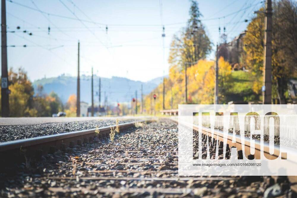 IMAGO Creative: Gesellschaft, Mobilität auf dem Land Sustainable traveling by train: Rail track and colorful, idyllic landscape in fall., Landscape of an old abandoned railway in fall. Warm light, sustainable traveling, Landscape of an old abandoned railway in fall. Warm light, sustainable traveling, 17.01.2021,
