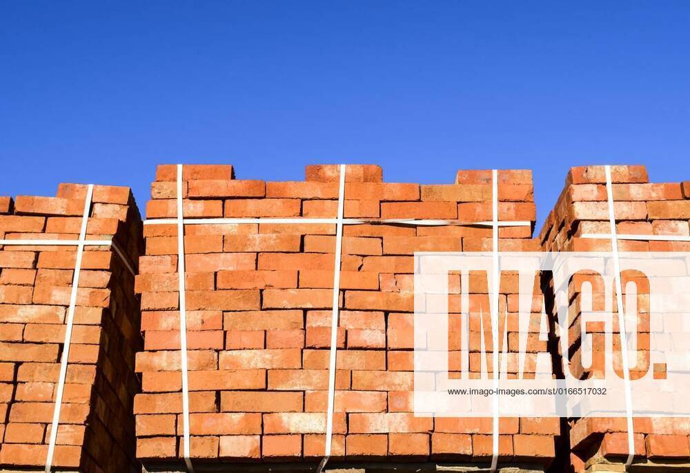 IMAGO Creative: Business, Inflation und Lieferketten Red bricks stacked into cubes. Warehouse bricks. Storage brickworks products, Red bricks stacked into cubes. Warehouse bricks. Storage brickworks products., 14.02.2021,