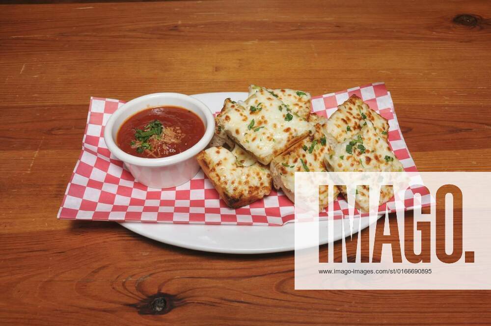 IMAGO Creative, Food, Brot, Knoblauchbrot Italian Cheese Garlic Bread, Authentic Italian cuisine known as cheese garlic bread, Authentic Italian cuisine known as cheese garlic bread, 27.03.2021,