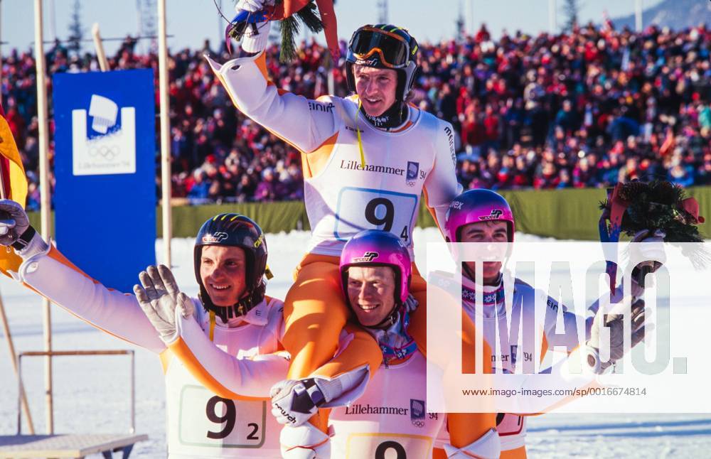 SKISPRINGEN, OLYMPISCHE WINTERSPIELE 1994 IN LILLEHAMMER Jens Weissflog jubelt auf den Schultern von Hansjoerg Jaeckle, Dieter Thoma und Christoph Duffner uber Mannschaftsgold FOTO (C): WEREK Pressebildagentur MODELxRELEASExx