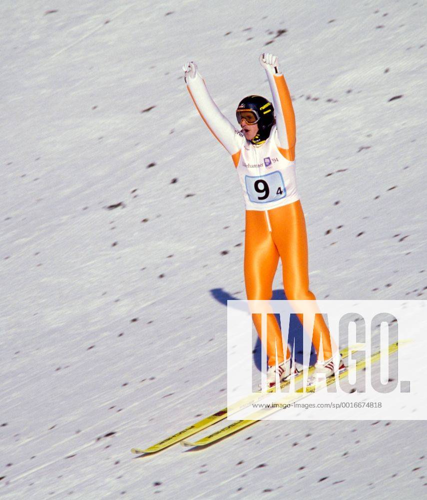 SKISPRINGEN, OLYMPISCHE WINTERSPIELE 1994 IN LILLEHAMMER Jens Weissflog jubelt nach seinem Sprung in der Mannschaftswertung FOTO (C): WEREK Pressebildagentur MODELxRELEASExx