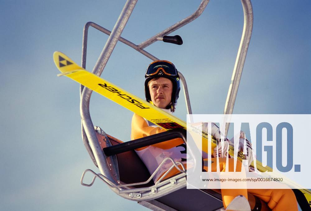 SKISPRINGEN, OLYMPISCHE WINTERSPIELE 1994 IN LILLEHAMMER Jens Weissflog (BRD) im Sessellift FOTO (C): WEREK Pressebildagentur MODELxRELEASExx