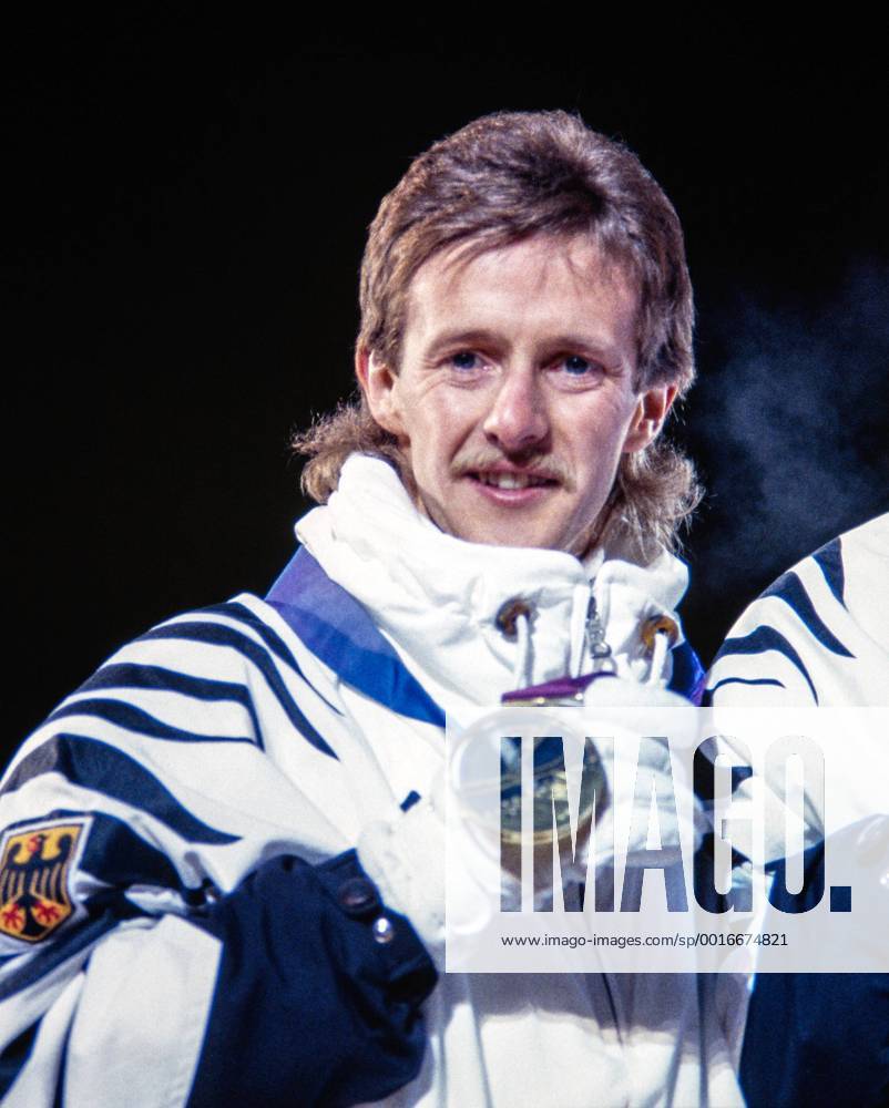 SKISPRINGEN, OLYMPISCHE WINTERSPIELE 1994 IN LILLEHAMMER Jens Weissflog praesentiert seine Goldmedaillen im Mannschaftspringen FOTO (C): WEREK Pressebildagentur MODELxRELEASExx