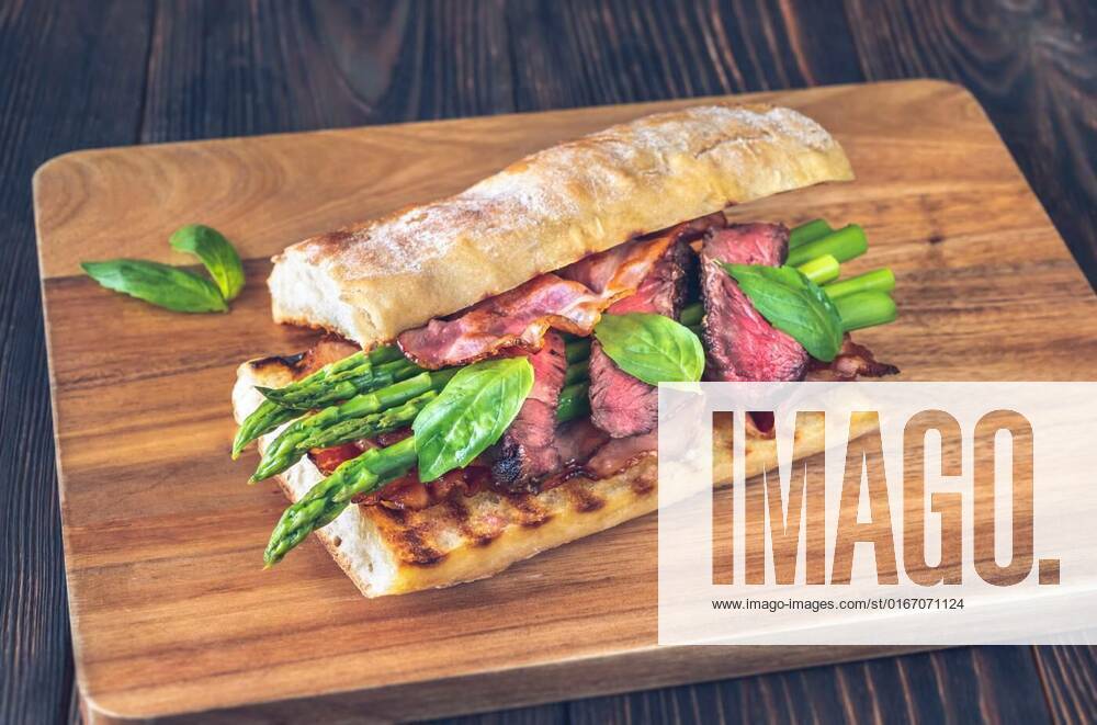 IMAGO Creative: Food, Spargel Sandwich with asparagus and slices of beef steak, Sandwich with asparagus and slices of beef steak on the wooden board, 26.06.2021,