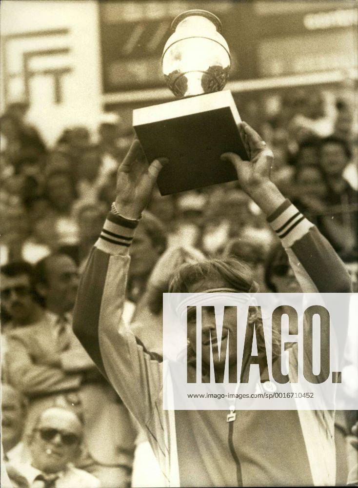 Jun. 09, 1980 - Swedish champion Bjorn Borg brings back his 5th victory at Roland-Garros Stadium after beating American Vitas Gerulaitis in the finals at France s 50th International Tennis Championships in 1980. Pictured: Borg with his cup. - ZUMAk09