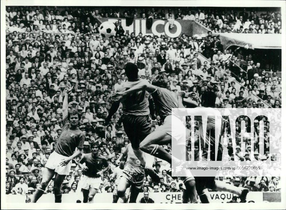 Pele (Brasilien) im Spiel gegen Italien - - ZUMAk09