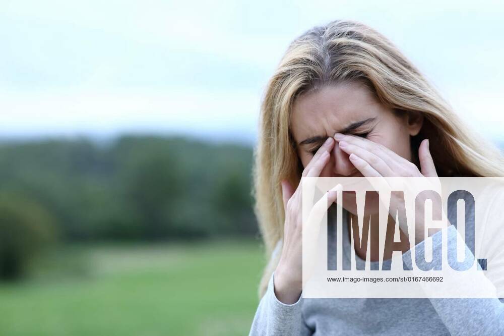 IMAGO Creative, Gesellschaft, Leisure Sickness Teen scratching itchy eyes outdoors, Teen scratching itchy eyes with both hands outdoors in a field, Teen scratching itchy eyes with both hands outdoors in a field model released, Symbolfoto , 11.10.2021,