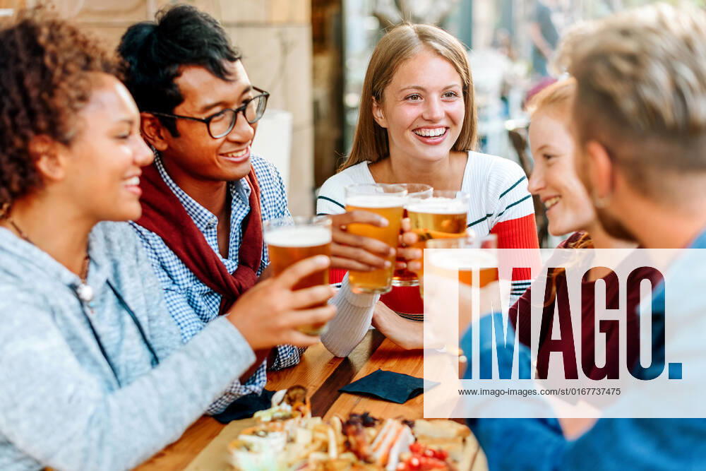 Beer,beer garden,friends,toast,beers,beergardens,friend,toasts 3ro-i05 ,model released, Symbolfoto