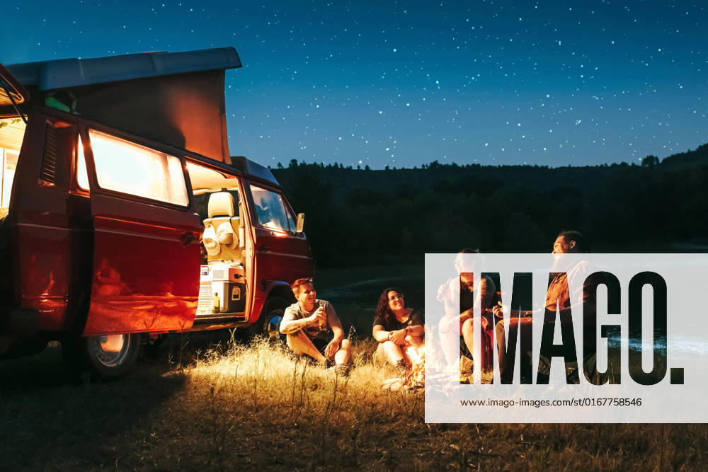 Vacation,adventure,friends,outdoor,camping,campervan,vacations,adventures,friend,outdoors,camp,camper,campervans,caravan,caravans,mobile home,motor home,motorhome,motorhomes 539-i4u ,model released, Symbolfoto