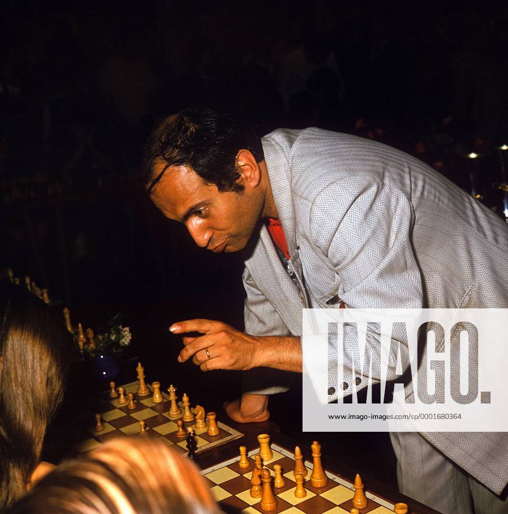Ex Weltmeister Michail Tal (UdSSR) zeigt jungen Nachwuchsspielern erste Tricks Schach Herren Schachsport 1975, Denksport, Kindersport, Jugendsport, Freizeit, Freizeitsport, Einzelbild Aufnahmedatum geschätzt