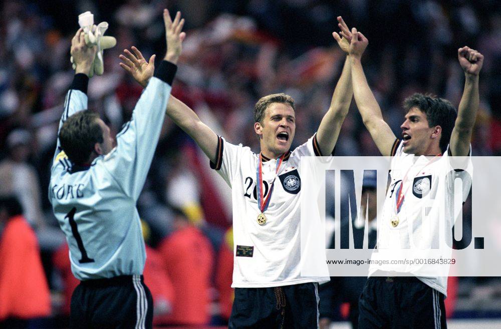BIERHOFF Oliver Team Deutschland Europameister mit Torwart KOEPKE Andreas und BABBEL Markus TEAM DEUTSCHLAND EUROPAMEISTER 1996 UEFA Fussball Europameisterschaften 1996 in England Finale Tschechische Republik - Deutschland am 30.Juni 1996 im Wembley Stadion in London