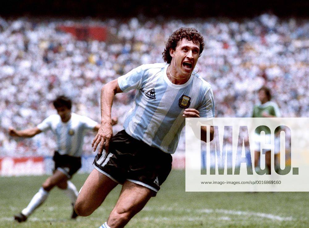 VALDANO Jorge Alberto Team Argentinien Jorge Alberto Valdano jubelt nach seinem Tor zum 2 : 0 Finale ARGENTINIEN-DEUTSCHLAND am 29.06.1986 in Mexico Stadt im Azteken Stadion 3 : 2 FIFA Fussball Weltmeisterschaften 1986 in Mexico