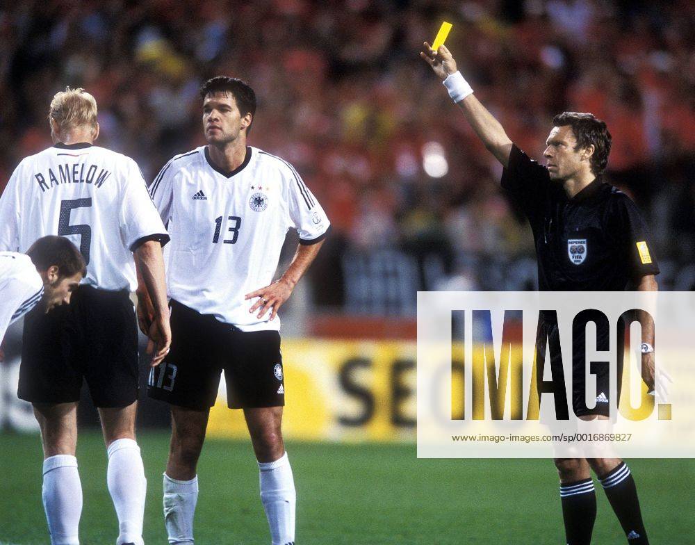 BALLACK Michael bekomt die gelbe Karte durch Schiedsrichter MEIER Urs SUI FIFA Fussball Weltmeisterschaften 2002 in JAPAN_KOREA HALBFINALE Halbfinalspiel Deutschland-Sued Korea in Seoul Fussball am 25.Juni 2002 in Seoul