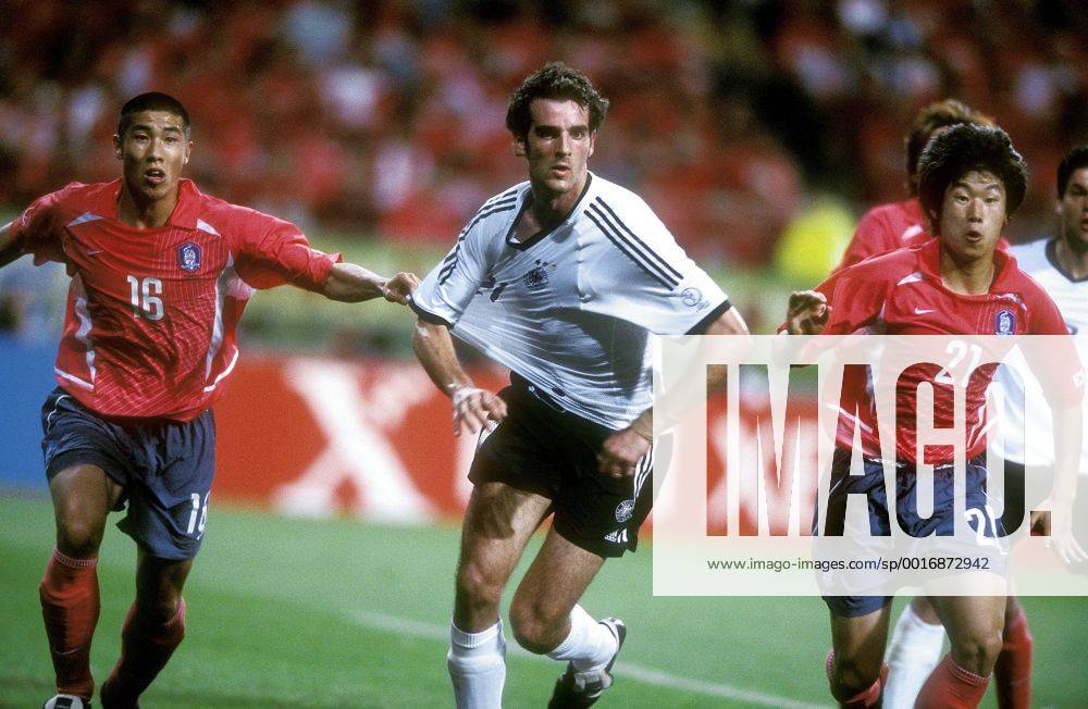 METZELDER Christoph Team Deutschland und CHA KOR FIFA Fussball Weltmeisterschaften 2002 in JAPAN_KOREA HALBFINALE Halbfinalspiel Deutschland-Sued Korea in Seoul Fussball am 25.Juni 2002 in Seoul