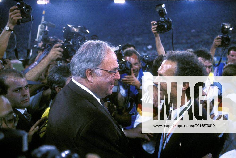 BECKENBAUER Franz Trainer Team Deutschland mit Bundeskanzler KOHL Helmuth nach dem Sieg FIFA Fussball Weltmeisterschaften 1990 in Italien Finale Deutschland-Argentinien 1 : 0 am 08.07.1990