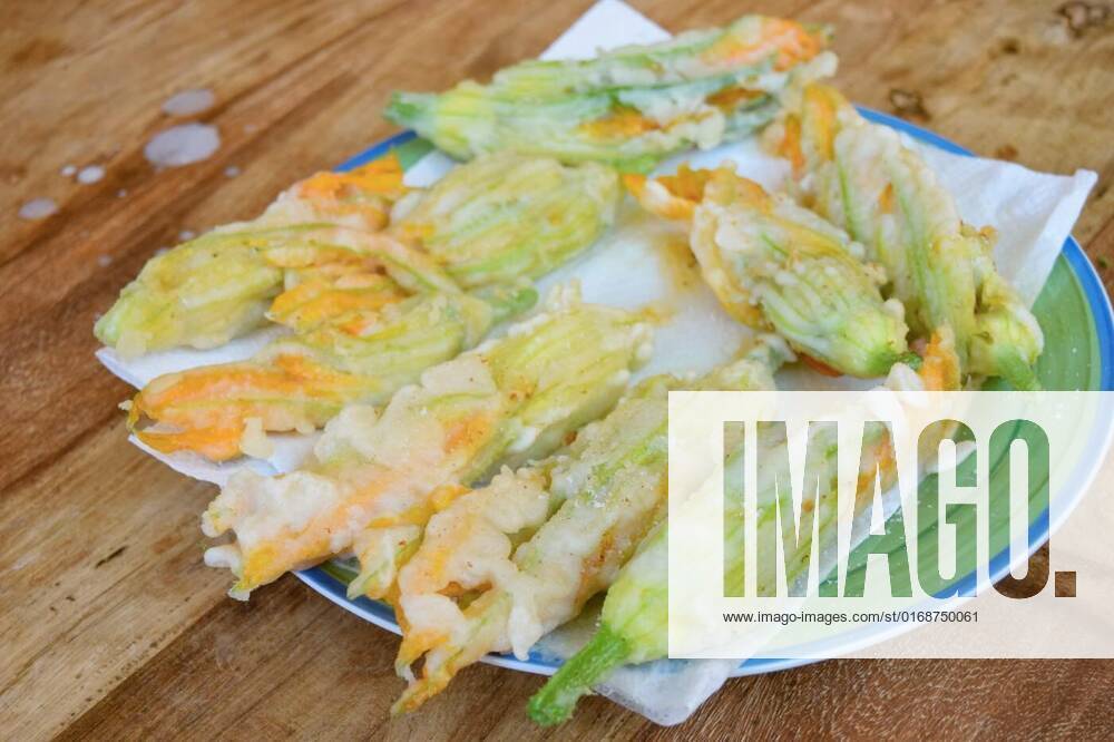 IMAGO Creative, Food, Zucchiniblüten fritters of zucchini flowers, filled and fried zucchini flowers fritters, filled and fried zucchini flowers fritters, 30.10.2021,