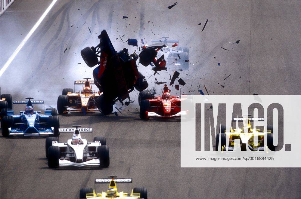 SCHUMACHER Michael Team Scuderia Ferrari mit dem F-2001 Startunfall mit Michael Schumacher verursacht durch Luciano BURTI Prost-Team Grand Prix Formel 1 Grosser Preis von Deutschland 2001 auf dem Hockenheim Ring am 29. Juli 2001