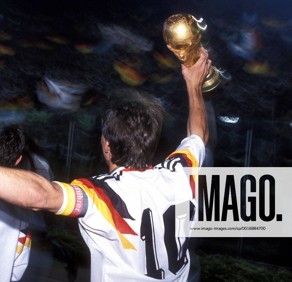 MATTHÄUS MATTHAEUS Lothar mit Weltcup auf der Ehrenrunde FIFA Fussball Weltmeisterschaften 1990 in Italien Finale Deutschland-Argentinien 1 : 0 am 08.07.1990
