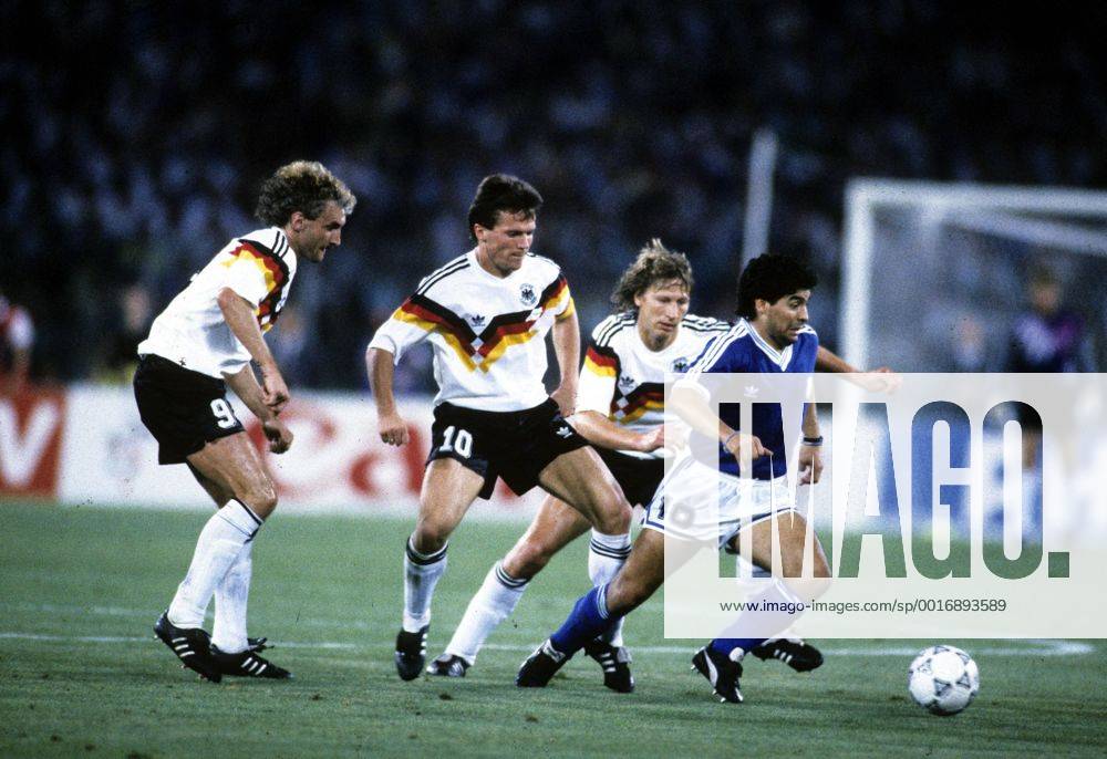 Fussball Weltmeisterschaft 1990: Endspiel Deutschland-Argentinien in Rom. Diego Armando Maradona Aktion gegen v.l.: Rudi Völler, Lothar Matthäus und Guido Buchwald. HM