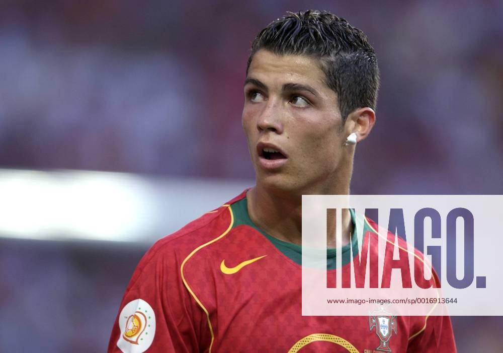 Fußball, EM Finale 2004 in Lissabon, Portugal - Griechenland 0:1 RONALDO Cristiano Team Portugal Finale Griechenland - Portugal 1: 0 in Lissabon. Fussball Portrait. UEFA Fussball Europameisterschaften 2004 in Portugal Copyright