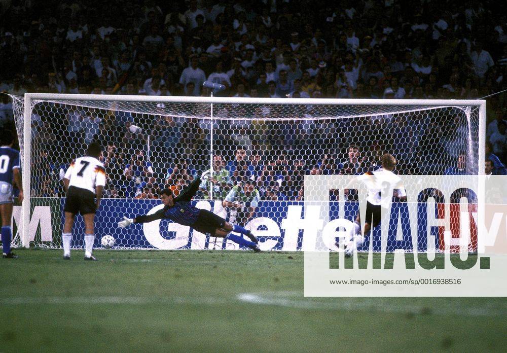 BREHME Andreas erzielt das 1 : 0 durch einen Strafstoss FIFA Fussball Weltmeisterschaften 1990 in Italien Finale Deutschland-Argentinien 1 : 0 am 08.07.1990 im Stadio Olimpico Rom